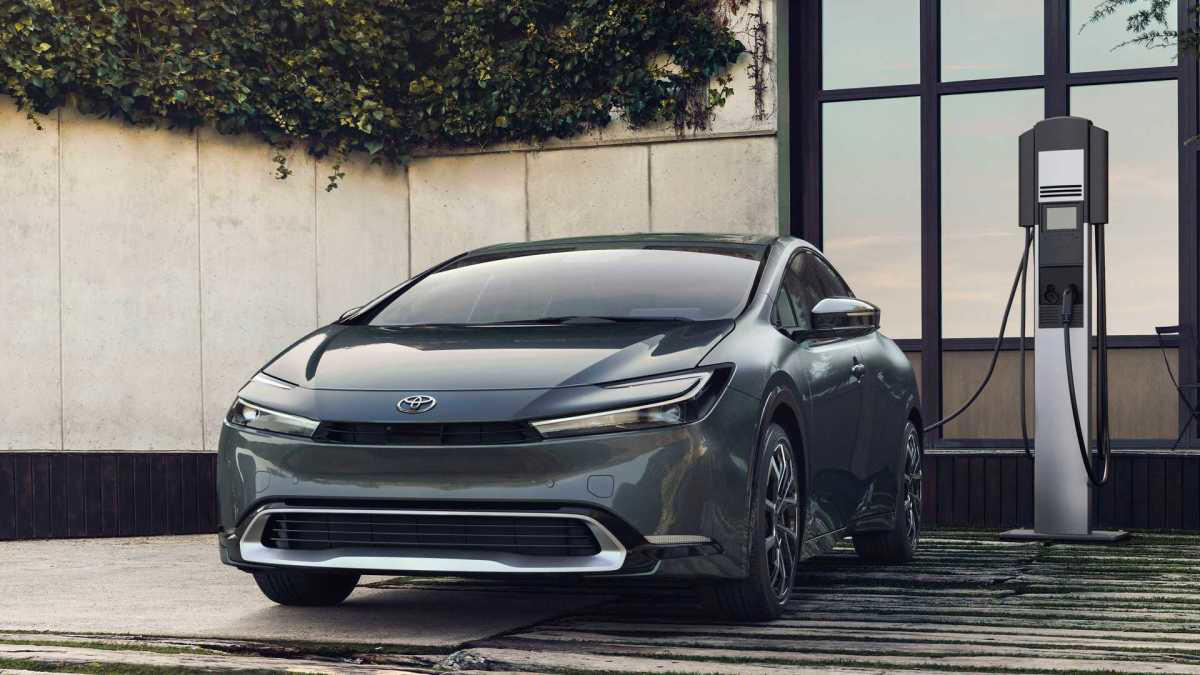 1. Toyota Prius Prime (PHEV), 2. Toyota Prius (HEV), 3. Hyundai Elantra Hybrid Blue Trim (HEV), 4. Kia Niro Plug-in Hybrid (PHEV), 5. Toyota Camry LE (HEV)