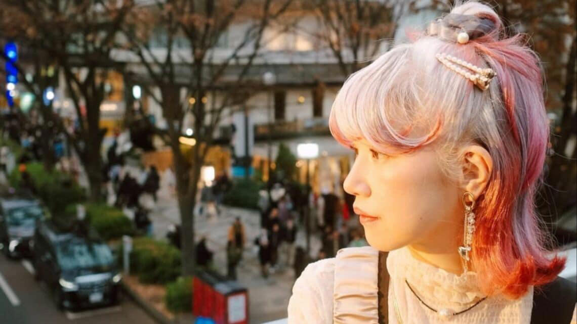 20代で「髪の半分以上が白髪」に, 「白髪」は病気の象徴のような存在だった, 「素敵な髪色ですね」と言われるように, しかし、ブリーチもできなくなってしまった, 52歳の今、人生で最も輝いている