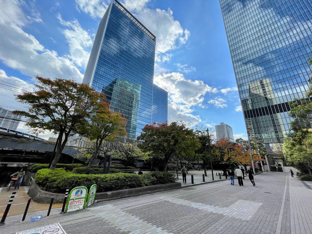 超高層ビルだけじゃない街, 田町タワーを過ぎると…, タワマン「白金ザ・スカイ」にちなんだメニューも, 自分史上最小の店を発見！, 魚がおいしい「諸国地酒銘酒処 芝の浦」, タワマン増殖で田町に起きた変化, タワマンがある風景と歴史が交差する田町