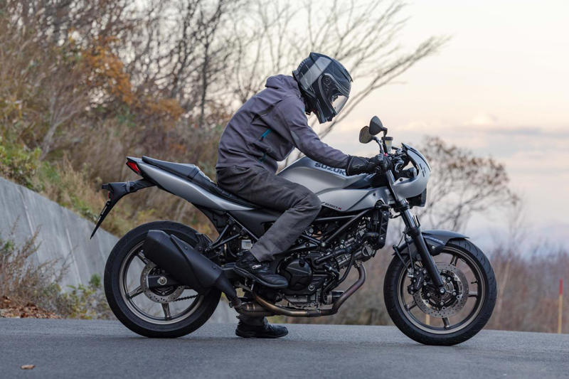 スズキのVツイン・スポーツ『SV650X』を解説します！, スズキ『SV650X』主なスペックと価格, SV650X（2025）のカラーバリエーションは？, SV650Xの足つき性やライディングポジションは？, SV650Xで実際に走ってみた燃費は？, スズキ『SV650X』の装備／ディテール解説, スズキ『SV650X』に乗ってみた感想は？, スズキファンのためのWEBサイト！
