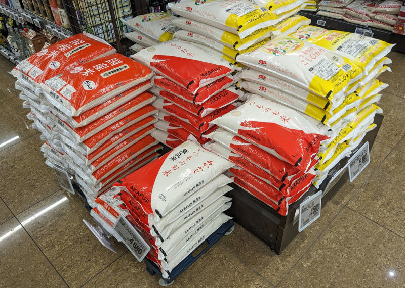 ■「ふるさと納税」コメの注文が激減, ■売れ残った5キロ1万円超の特別栽培米, ■来年の買い取り価格は下がる, ■下げ幅の見当がつかない, ■仮払金返納を求められる可能性, ■年明けから値下げに踏み切る, ■農水相が米価の下落を阻止か, ■鈴木農水相は農協の代弁者か