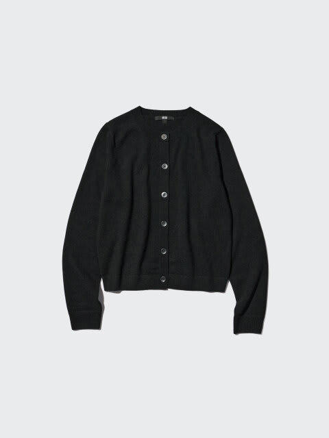 黒ニットが冬コーデの救世主！洒落見えニット5スタイル, 上質カシミヤで作る、品よくリラックスコーデ, カーキ × ブラック 秋ムード漂うミリタリースタイル, ジップニットでつくる大人のストリートMIXコーデ, ゆるっとデニムでつくる、抜け感ブラックコーデ, オールブラックでつくる大人カジュアルなモノトーンコーデ