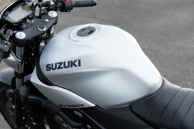 スズキのVツイン・スポーツ『SV650X』を解説します！, スズキ『SV650X』主なスペックと価格, SV650X（2025）のカラーバリエーションは？, SV650Xの足つき性やライディングポジションは？, SV650Xで実際に走ってみた燃費は？, スズキ『SV650X』の装備／ディテール解説, スズキ『SV650X』に乗ってみた感想は？, スズキファンのためのWEBサイト！