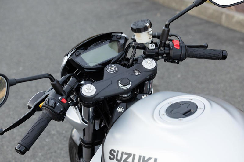 スズキのVツイン・スポーツ『SV650X』を解説します！, スズキ『SV650X』主なスペックと価格, SV650X（2025）のカラーバリエーションは？, SV650Xの足つき性やライディングポジションは？, SV650Xで実際に走ってみた燃費は？, スズキ『SV650X』の装備／ディテール解説, スズキ『SV650X』に乗ってみた感想は？, スズキファンのためのWEBサイト！