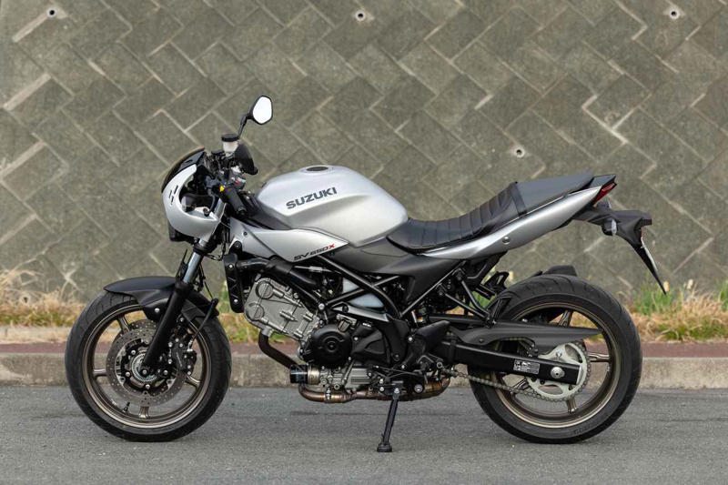 スズキのVツイン・スポーツ『SV650X』を解説します！, スズキ『SV650X』主なスペックと価格, SV650X（2025）のカラーバリエーションは？, SV650Xの足つき性やライディングポジションは？, SV650Xで実際に走ってみた燃費は？, スズキ『SV650X』の装備／ディテール解説, スズキ『SV650X』に乗ってみた感想は？, スズキファンのためのWEBサイト！