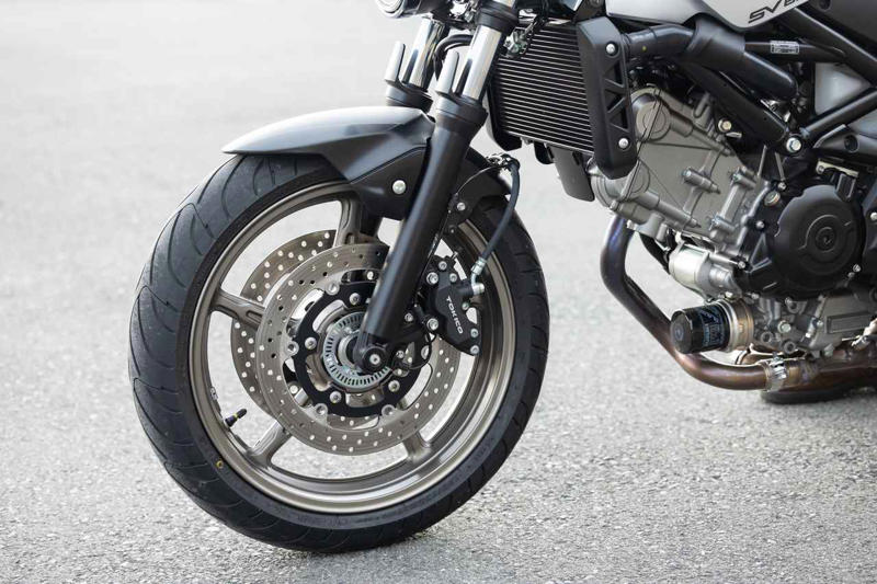 スズキのVツイン・スポーツ『SV650X』を解説します！, スズキ『SV650X』主なスペックと価格, SV650X（2025）のカラーバリエーションは？, SV650Xの足つき性やライディングポジションは？, SV650Xで実際に走ってみた燃費は？, スズキ『SV650X』の装備／ディテール解説, スズキ『SV650X』に乗ってみた感想は？, スズキファンのためのWEBサイト！