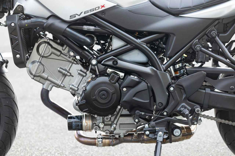 スズキのVツイン・スポーツ『SV650X』を解説します！, スズキ『SV650X』主なスペックと価格, SV650X（2025）のカラーバリエーションは？, SV650Xの足つき性やライディングポジションは？, SV650Xで実際に走ってみた燃費は？, スズキ『SV650X』の装備／ディテール解説, スズキ『SV650X』に乗ってみた感想は？, スズキファンのためのWEBサイト！