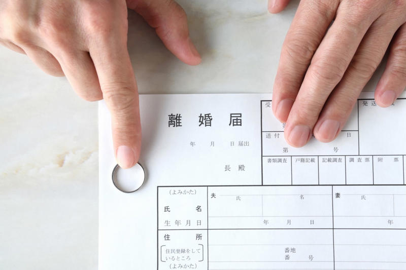 美容クリニックに転職し、年収は2倍に, 美男美女カップル, 30万円の買い物に高級旅館…, 離婚の準備を進めると…, 「高卒と結婚できるか！」