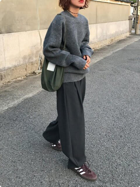 モヘアの質感で魅せる大人の旬コーデ, グレーでまとめる洗練見えワントーンコーデ, 襟付きグレーニットが主役のシンプルコーデ, ブルーシャツを効かせたレイヤードコーデ, ブラック小物で引き締めるモノトーンコーデ