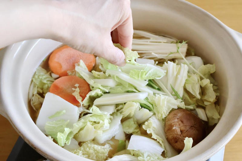 白湯っぽいスープを簡単につくる秘密はコレ, 我が家風「なんちゃって鶏白湯鍋」のレシピ, スープを楽しむお鍋のできあがり, 最後の〆はやっぱりラーメン