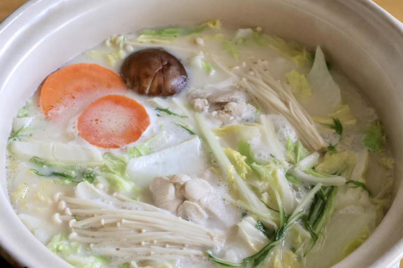 白湯っぽいスープを簡単につくる秘密はコレ, 我が家風「なんちゃって鶏白湯鍋」のレシピ, スープを楽しむお鍋のできあがり, 最後の〆はやっぱりラーメン