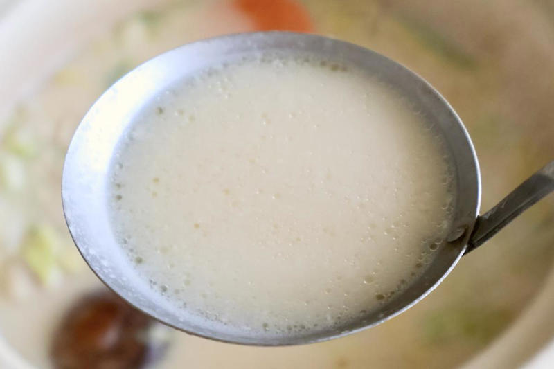 白湯っぽいスープを簡単につくる秘密はコレ, 我が家風「なんちゃって鶏白湯鍋」のレシピ, スープを楽しむお鍋のできあがり, 最後の〆はやっぱりラーメン
