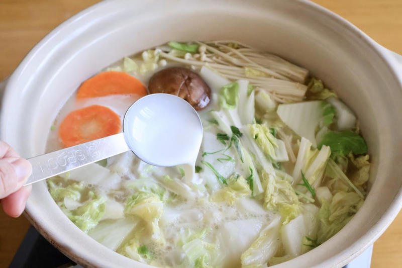 白湯っぽいスープを簡単につくる秘密はコレ, 我が家風「なんちゃって鶏白湯鍋」のレシピ, スープを楽しむお鍋のできあがり, 最後の〆はやっぱりラーメン