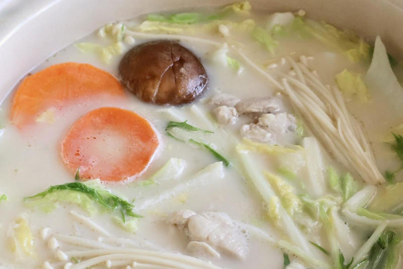 白湯っぽいスープを簡単につくる秘密はコレ, 我が家風「なんちゃって鶏白湯鍋」のレシピ, スープを楽しむお鍋のできあがり, 最後の〆はやっぱりラーメン