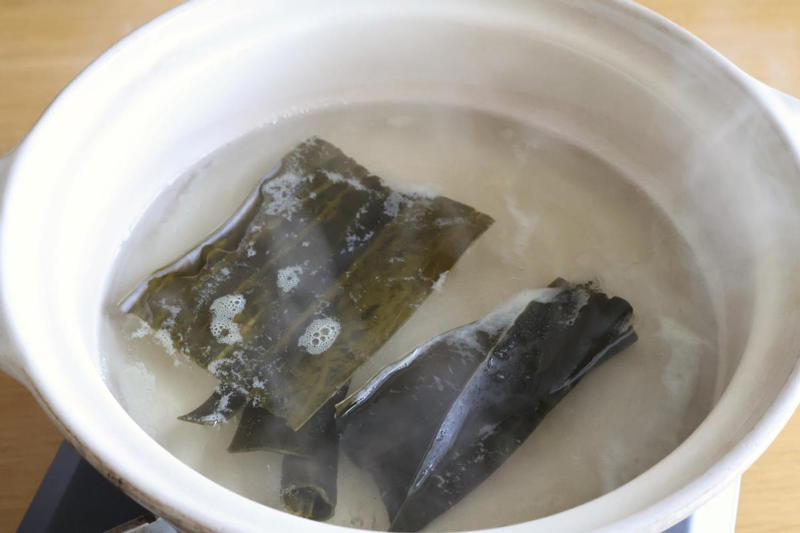 白湯っぽいスープを簡単につくる秘密はコレ, 我が家風「なんちゃって鶏白湯鍋」のレシピ, スープを楽しむお鍋のできあがり, 最後の〆はやっぱりラーメン