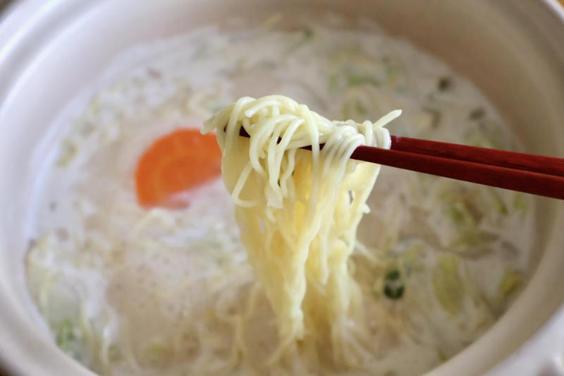 白湯っぽいスープを簡単につくる秘密はコレ, 我が家風「なんちゃって鶏白湯鍋」のレシピ, スープを楽しむお鍋のできあがり, 最後の〆はやっぱりラーメン