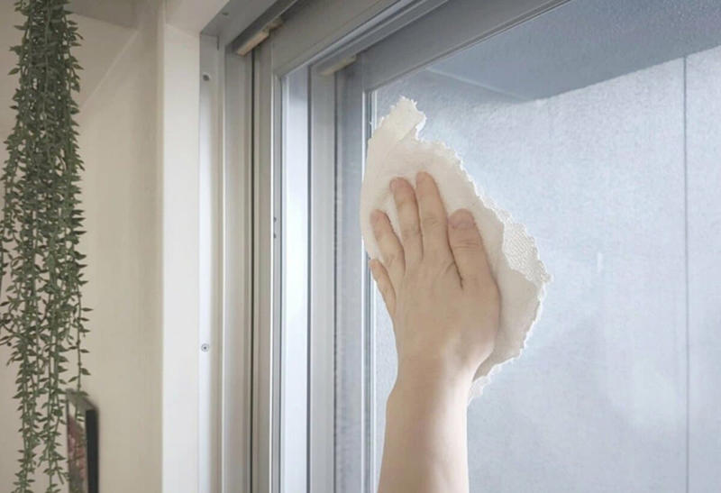 「年末に大掃除をする」という考えをやめた, 1：レンジフードはこまめに手入れすれば、掃除もスムーズに, 2：捨てるTシャツが出てきたら、窓ふきのタイミング, 3：雨を味方につければ網戸はキレイになる, 4：風呂のエプロン掃除はスポンジ交換時を狙う, 5：カーテンの枚数を減らして洗う手間を省く, 掃除の仕組みを変えて、ストレスの少ない年末に