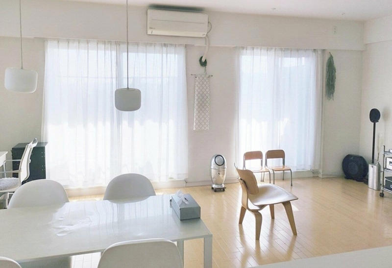 「年末に大掃除をする」という考えをやめた, 1：レンジフードはこまめに手入れすれば、掃除もスムーズに, 2：捨てるTシャツが出てきたら、窓ふきのタイミング, 3：雨を味方につければ網戸はキレイになる, 4：風呂のエプロン掃除はスポンジ交換時を狙う, 5：カーテンの枚数を減らして洗う手間を省く, 掃除の仕組みを変えて、ストレスの少ない年末に