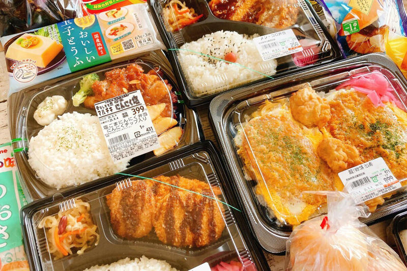 スーパーマルサンの代名詞「段ボール通路」！, 目玉商品は「270円の激安弁当」, 「メガ盛り弁当」にも注目！, 激安の掘り出しものに出合えるのも魅力, 食品がメインなので日用品は少ない