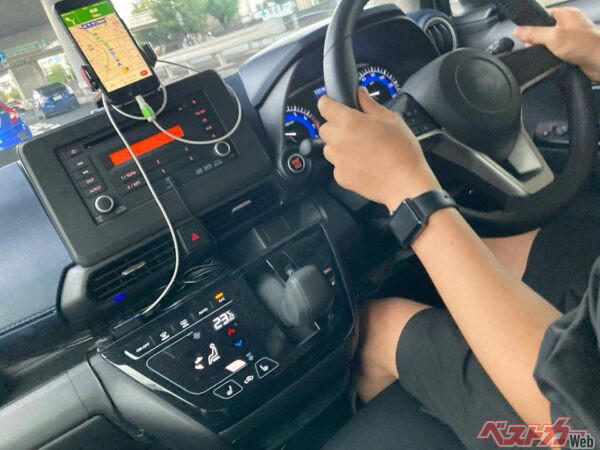 登坂車線は一般道路と同じ扱いのため違反だらけ!?, 「雪や泥でナンバーが見えない…」と違反!?, 運転中のスマホやカーナビ操作・注視は軽微な違反…ではない！, えっ？　車内での喫煙が違反になる!?