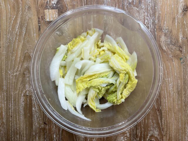 白菜のツナポン酢サラダを作るのにかかる時間, 白菜のツナポン酢サラダのカロリー, 冬は白菜の美味しい季節！, レンチンして和えるだけ！白菜のツナポン酢サラダのレシピ, 白菜のツナポン酢サラダの材料（2人分）, 白菜のツナポン酢サラダの作り方