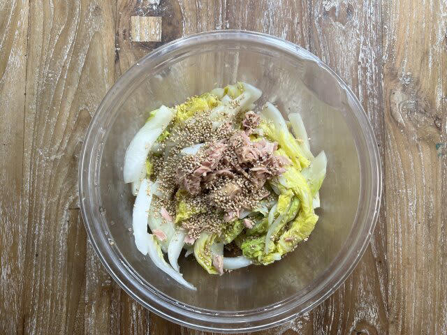 白菜のツナポン酢サラダを作るのにかかる時間, 白菜のツナポン酢サラダのカロリー, 冬は白菜の美味しい季節！, レンチンして和えるだけ！白菜のツナポン酢サラダのレシピ, 白菜のツナポン酢サラダの材料（2人分）, 白菜のツナポン酢サラダの作り方