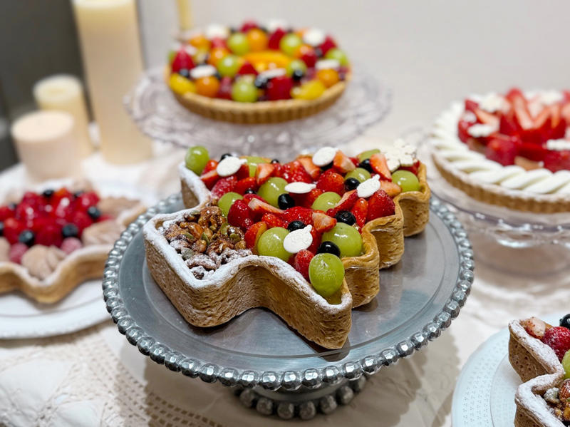 ・【新作】星型 赤いフルーツとチョコレートクリームのタルト, ・【新作】ブルターニュ産 “ルガール” クリームチーズと赤いフルーツのタルト, 【タルトプレミエ】クリスマスツリーのタルト, 色とりどりのフルーツリースタルト
