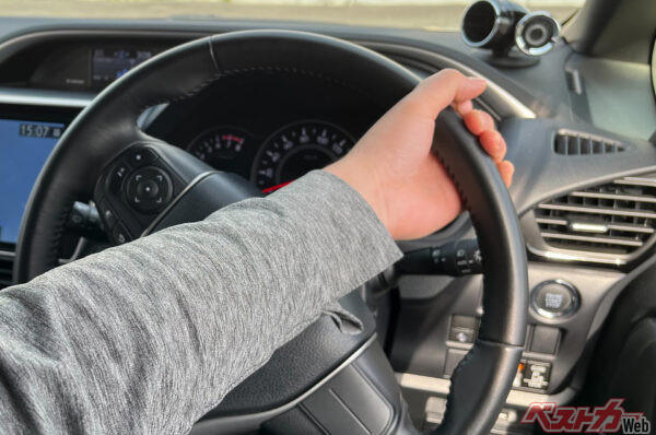 追い越し車線での「右ウインカー」意味わかる？, 速度違反取り締まりを伝えるための「パッシング」, 今のクルマでは「内掛けハンドル」は意味なし, エンジン始動後「暖機運転」でクルマを温める