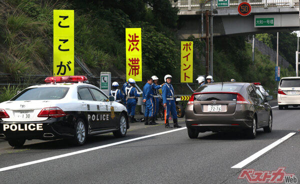 追い越し車線での「右ウインカー」意味わかる？, 速度違反取り締まりを伝えるための「パッシング」, 今のクルマでは「内掛けハンドル」は意味なし, エンジン始動後「暖機運転」でクルマを温める