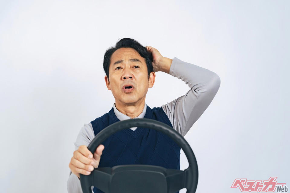 追い越し車線での「右ウインカー」意味わかる？, 速度違反取り締まりを伝えるための「パッシング」, 今のクルマでは「内掛けハンドル」は意味なし, エンジン始動後「暖機運転」でクルマを温める