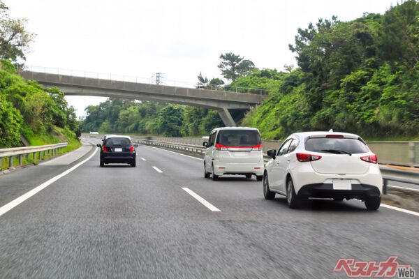 追い越し車線での「右ウインカー」意味わかる？, 速度違反取り締まりを伝えるための「パッシング」, 今のクルマでは「内掛けハンドル」は意味なし, エンジン始動後「暖機運転」でクルマを温める