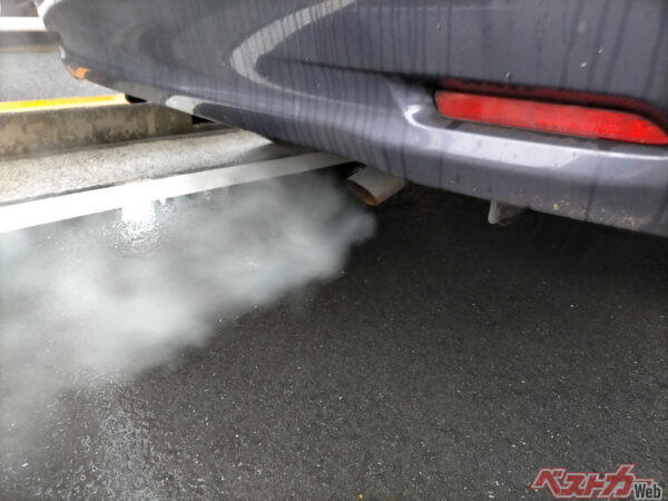 追い越し車線での「右ウインカー」意味わかる？, 速度違反取り締まりを伝えるための「パッシング」, 今のクルマでは「内掛けハンドル」は意味なし, エンジン始動後「暖機運転」でクルマを温める