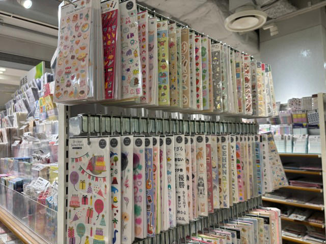 ・ボンボンドロップシールとは, ・新宿の雑貨店＆文具店を探してみる, ・シールコーナーの異変, ・一縷の望みをかけて穴場へ, ・シールコーナーの異変, ・クリスマスまでに増産がんばってください！