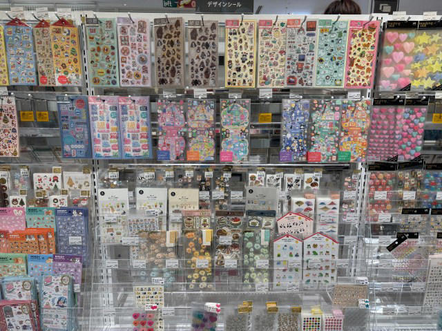 ・ボンボンドロップシールとは, ・新宿の雑貨店＆文具店を探してみる, ・シールコーナーの異変, ・一縷の望みをかけて穴場へ, ・シールコーナーの異変, ・クリスマスまでに増産がんばってください！