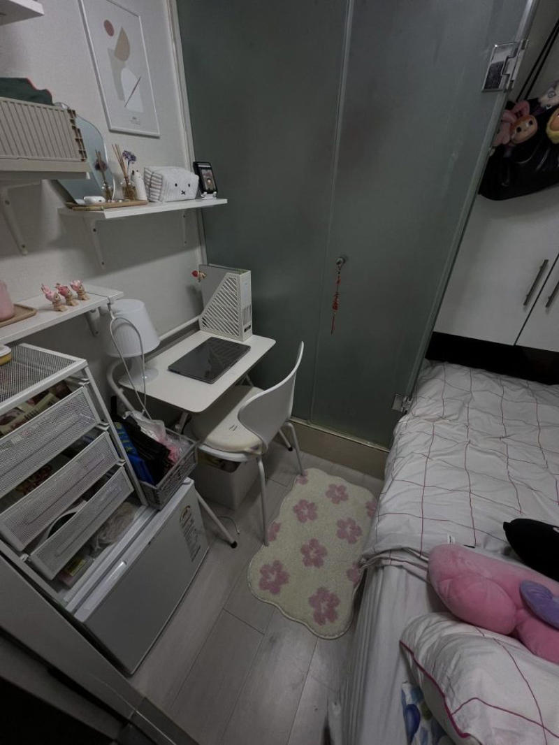 Freeing myself from hoarding Freeing myself from hoarding, Living in a goshiwon, Changing lifestyle, 'It's comfortable and convenient'