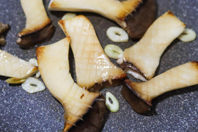 エリンギの簡単おつまみを作るのにかかる時間, エリンギの簡単おつまみをのカロリー, エリンギのガーリックバタぽん焼きのレシピ, エリンギのガーリックバタぽん焼きの材料（2人分）, エリンギのガーリックバタぽん焼きの作り方, エリンギのヤンニョムチーズ焼きのレシピ, エリンギのヤンニョムチーズ焼きの材料（2人分）, エリンギのヤンニョムチーズ焼きの作り方