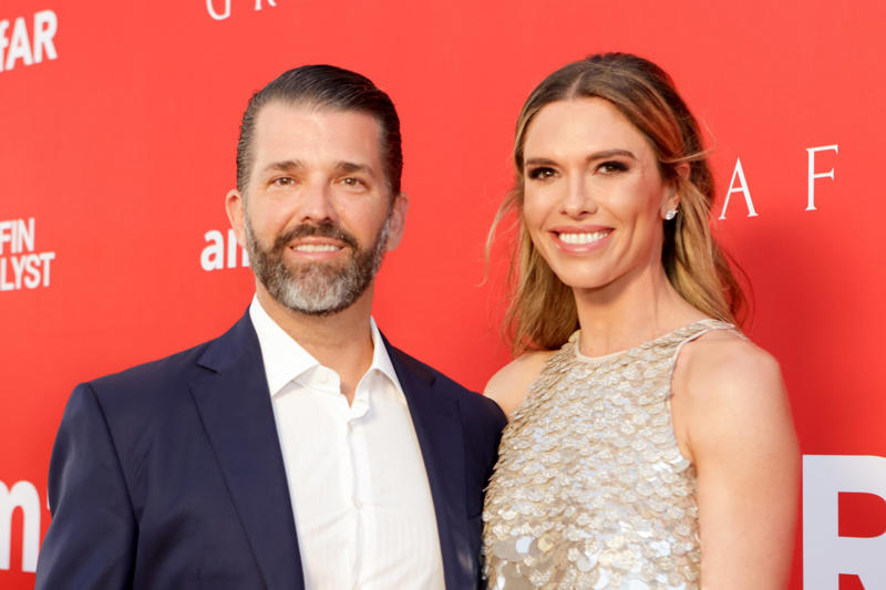 米大統領の長男が再婚へ, クリスマスイベントで婚約を発表, 婚約者も喜びを表現, 偶然ではない発表時期, 社交界に人脈を持つ婚約者, 裕福な家庭に生まれて, 政治よりも慈善活動に勤しむ, 名門大学卒の才媛, 2人とも拠点はフロリダ, 静かに育まれた関係, トランプ一家入りで公的な存在に, 保守層との深いつながり, 社交家として完璧なイメージを保つ, SNS活動は控えめ, 今のところ政治色は出さず, 選挙への関与は未定, 今後の展開はジュニア次第？, トランプ・ジュニアは再婚で、5人の子供の父親, 元恋人と破局していた, 新たな章の始まり