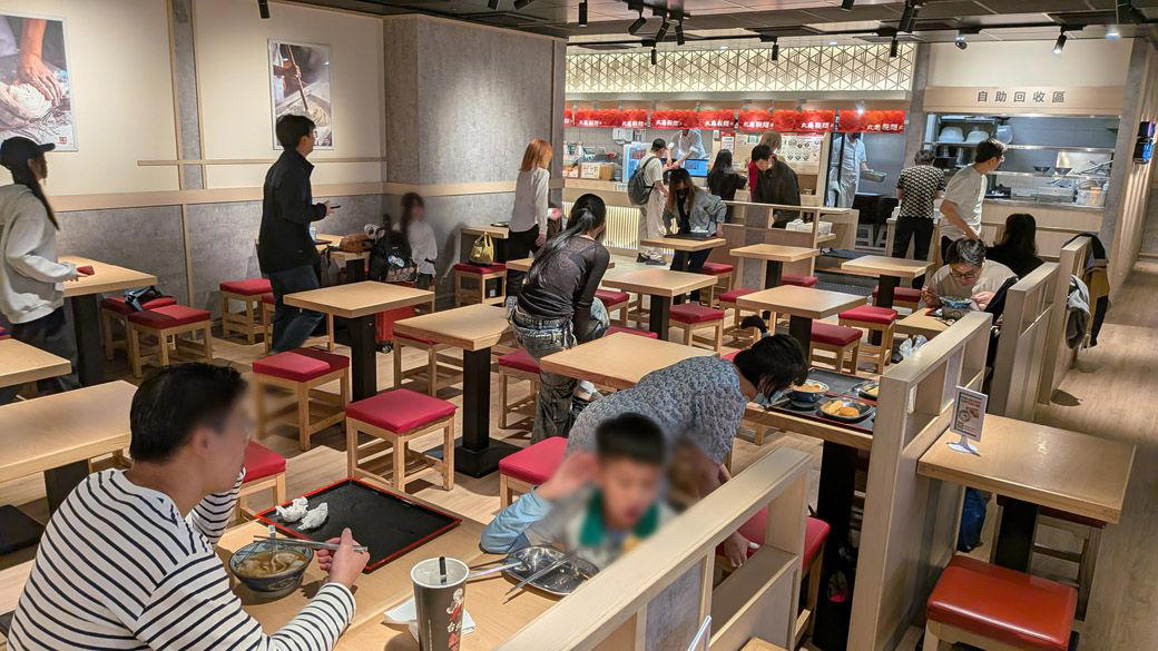 台湾で人気拡大中の丸亀製麺, 台北駅直結の地下街で雨の日も便利, 注文システムは日本と同じ!?, 台湾限定の人気メニューを実食！, 疲れた体に染みるトマトの滋味, 日系チェーンが生む「食の混ざり合う現場」