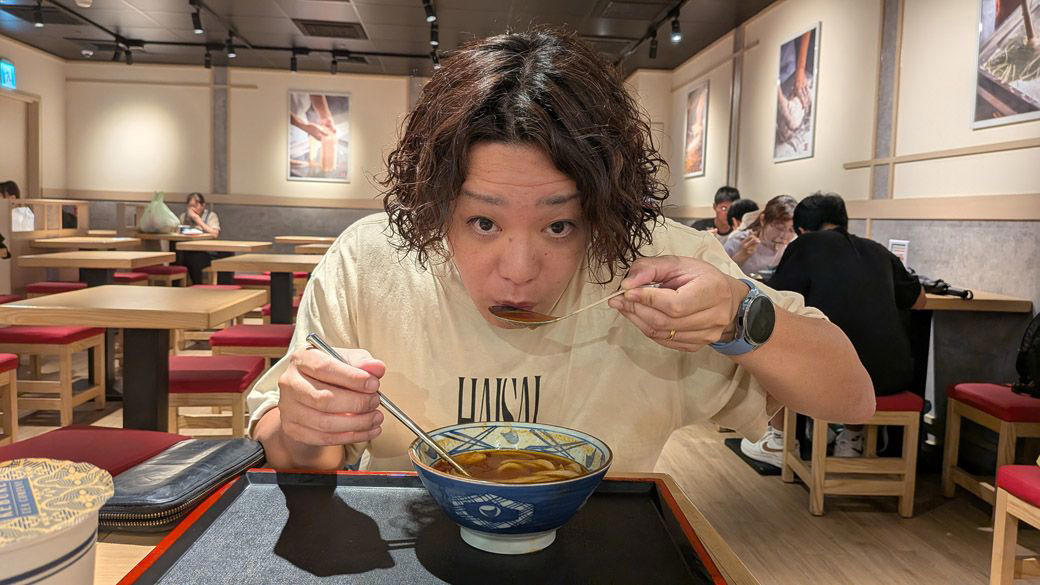 台湾で人気拡大中の丸亀製麺, 台北駅直結の地下街で雨の日も便利, 注文システムは日本と同じ!?, 台湾限定の人気メニューを実食！, 疲れた体に染みるトマトの滋味, 日系チェーンが生む「食の混ざり合う現場」