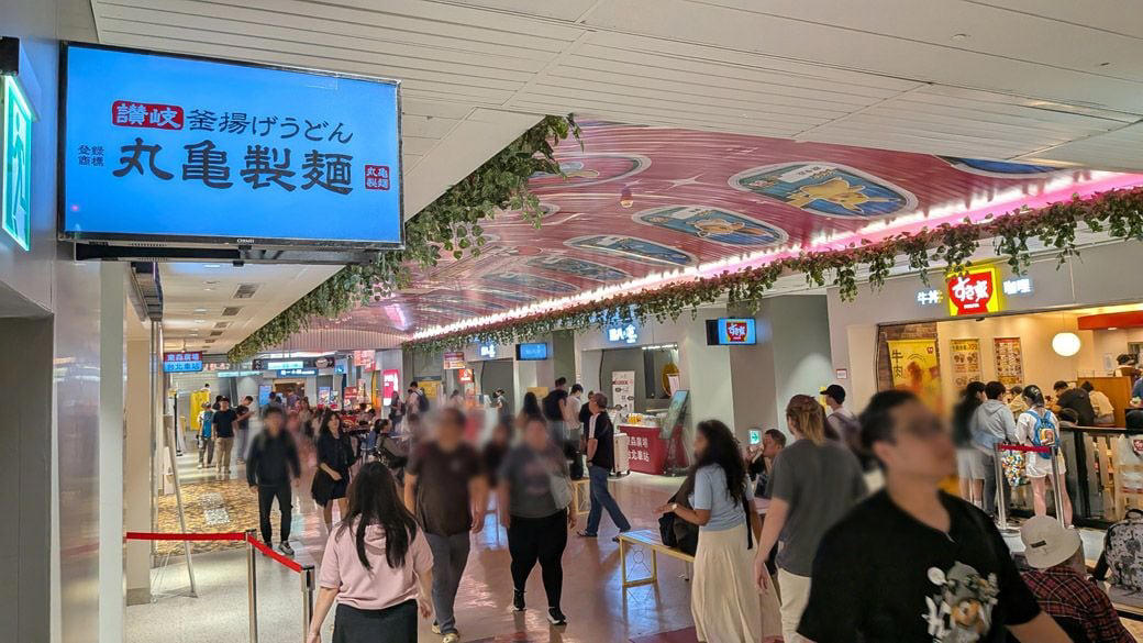 台湾で人気拡大中の丸亀製麺, 台北駅直結の地下街で雨の日も便利, 注文システムは日本と同じ!?, 台湾限定の人気メニューを実食！, 疲れた体に染みるトマトの滋味, 日系チェーンが生む「食の混ざり合う現場」