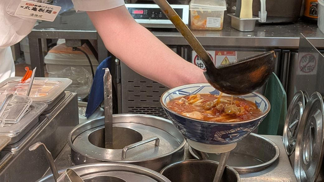 台湾で人気拡大中の丸亀製麺, 台北駅直結の地下街で雨の日も便利, 注文システムは日本と同じ!?, 台湾限定の人気メニューを実食！, 疲れた体に染みるトマトの滋味, 日系チェーンが生む「食の混ざり合う現場」