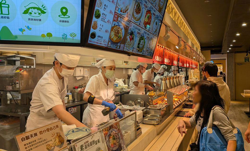 台湾で人気拡大中の丸亀製麺, 台北駅直結の地下街で雨の日も便利, 注文システムは日本と同じ!?, 台湾限定の人気メニューを実食！, 疲れた体に染みるトマトの滋味, 日系チェーンが生む「食の混ざり合う現場」
