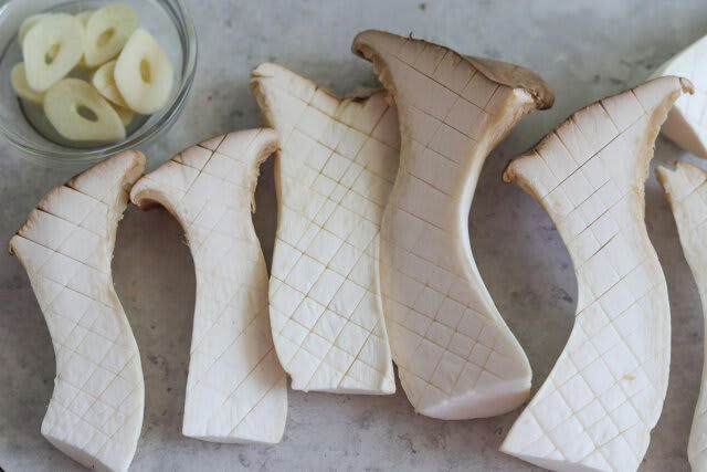エリンギの簡単おつまみを作るのにかかる時間, エリンギの簡単おつまみをのカロリー, エリンギのガーリックバタぽん焼きのレシピ, エリンギのガーリックバタぽん焼きの材料（2人分）, エリンギのガーリックバタぽん焼きの作り方, エリンギのヤンニョムチーズ焼きのレシピ, エリンギのヤンニョムチーズ焼きの材料（2人分）, エリンギのヤンニョムチーズ焼きの作り方