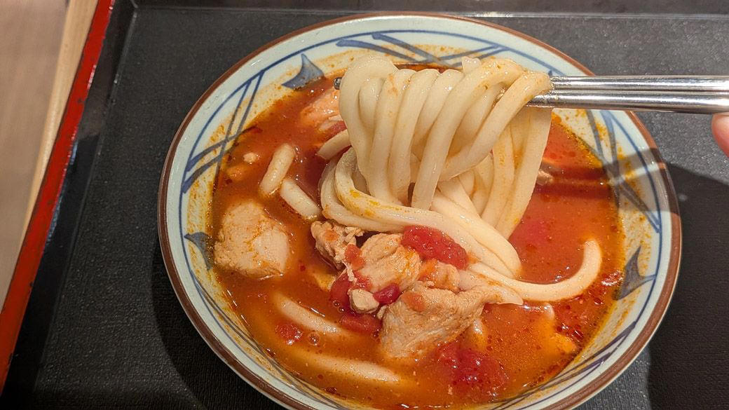 台湾で人気拡大中の丸亀製麺, 台北駅直結の地下街で雨の日も便利, 注文システムは日本と同じ!?, 台湾限定の人気メニューを実食！, 疲れた体に染みるトマトの滋味, 日系チェーンが生む「食の混ざり合う現場」