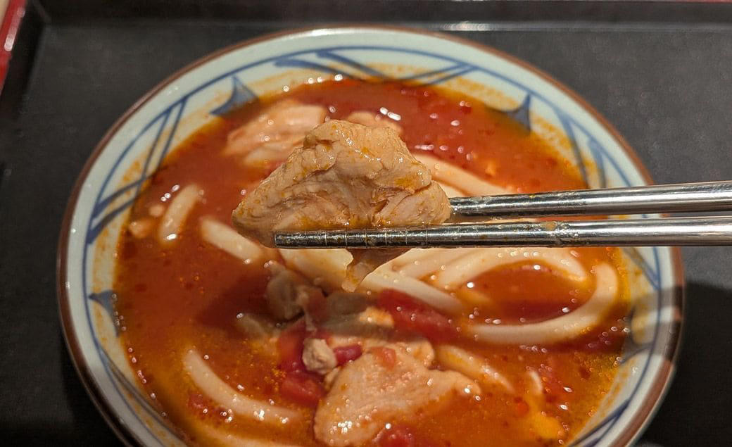 台湾で人気拡大中の丸亀製麺, 台北駅直結の地下街で雨の日も便利, 注文システムは日本と同じ!?, 台湾限定の人気メニューを実食！, 疲れた体に染みるトマトの滋味, 日系チェーンが生む「食の混ざり合う現場」