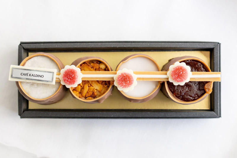 「カルディコーヒーファーム」でケーキが買える！？, 上品でかわいい♡華やかなケーキは手土産にぴったり, 自分へのご褒美に！まるでケーキのような焼き菓子, 平日クリスマスの味方！クリスマスケーキの販売も, パティスリーの本格ケーキを「カルディコーヒーファーム」で, 心奪われる印象的なデザインのケーキが生まれたワケ, ランチに食べたいパンやサンドイッチや、ほっと一息つけるドリンクも！