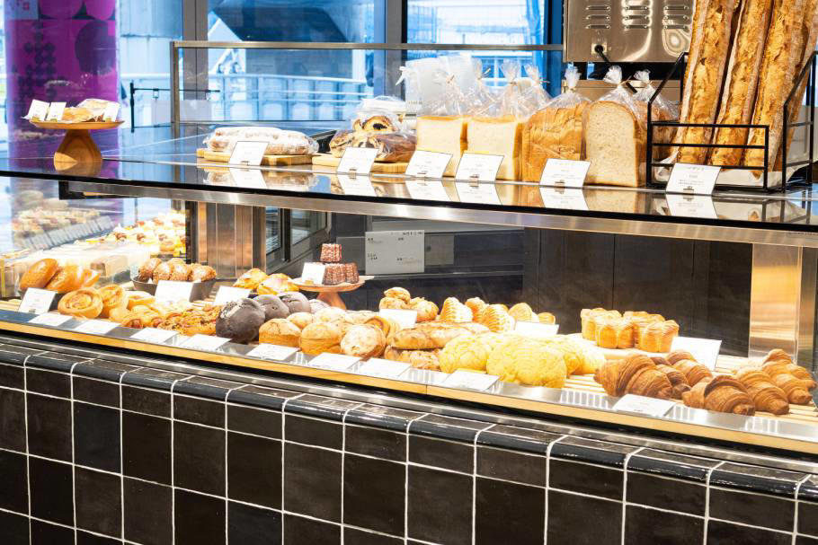 「カルディコーヒーファーム」でケーキが買える！？, 上品でかわいい♡華やかなケーキは手土産にぴったり, 自分へのご褒美に！まるでケーキのような焼き菓子, 平日クリスマスの味方！クリスマスケーキの販売も, パティスリーの本格ケーキを「カルディコーヒーファーム」で, 心奪われる印象的なデザインのケーキが生まれたワケ, ランチに食べたいパンやサンドイッチや、ほっと一息つけるドリンクも！