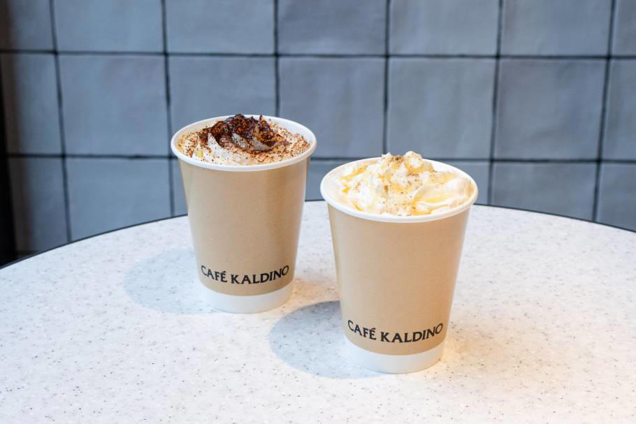 「カルディコーヒーファーム」でケーキが買える！？, 上品でかわいい♡華やかなケーキは手土産にぴったり, 自分へのご褒美に！まるでケーキのような焼き菓子, 平日クリスマスの味方！クリスマスケーキの販売も, パティスリーの本格ケーキを「カルディコーヒーファーム」で, 心奪われる印象的なデザインのケーキが生まれたワケ, ランチに食べたいパンやサンドイッチや、ほっと一息つけるドリンクも！