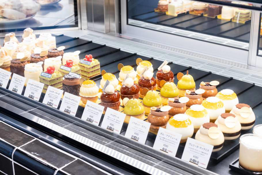 「カルディコーヒーファーム」でケーキが買える！？, 上品でかわいい♡華やかなケーキは手土産にぴったり, 自分へのご褒美に！まるでケーキのような焼き菓子, 平日クリスマスの味方！クリスマスケーキの販売も, パティスリーの本格ケーキを「カルディコーヒーファーム」で, 心奪われる印象的なデザインのケーキが生まれたワケ, ランチに食べたいパンやサンドイッチや、ほっと一息つけるドリンクも！