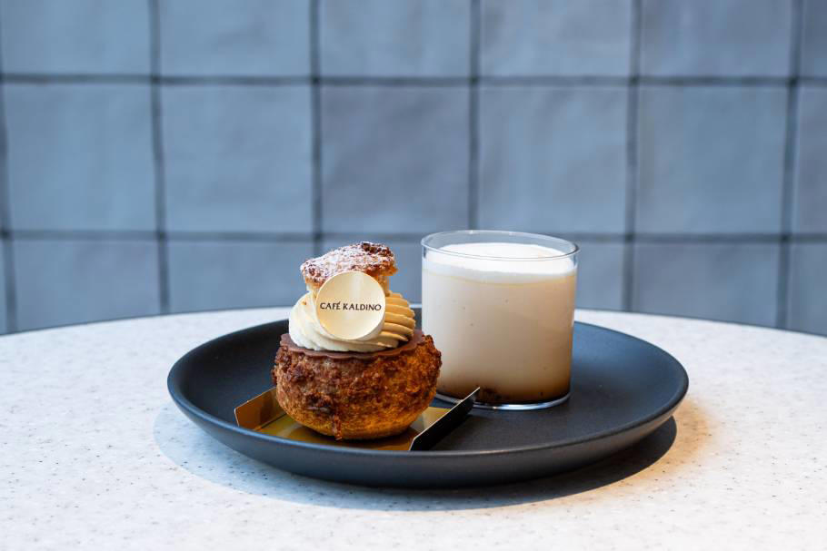 「カルディコーヒーファーム」でケーキが買える！？, 上品でかわいい♡華やかなケーキは手土産にぴったり, 自分へのご褒美に！まるでケーキのような焼き菓子, 平日クリスマスの味方！クリスマスケーキの販売も, パティスリーの本格ケーキを「カルディコーヒーファーム」で, 心奪われる印象的なデザインのケーキが生まれたワケ, ランチに食べたいパンやサンドイッチや、ほっと一息つけるドリンクも！